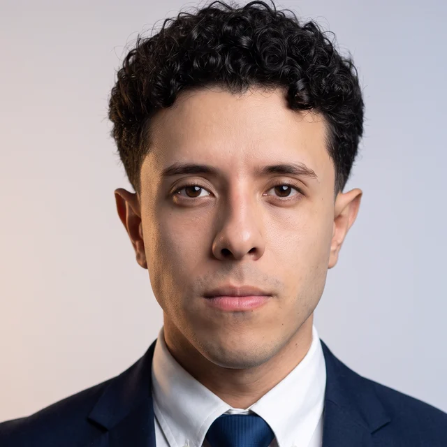 Marcos Gonçalves, retrato de frente, terno azul-marinho e gravata azul.